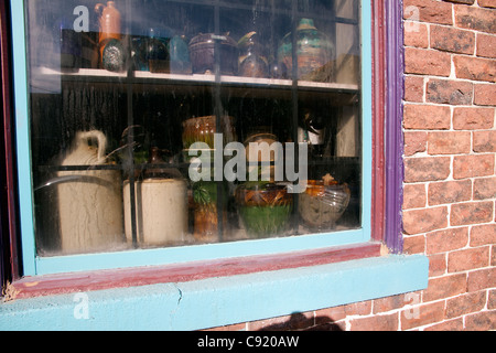 Crock Töpfe und Krüge im Fenster des Antiquitätengeschäft Indiana USA Stockfoto