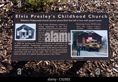 Melden Sie außerhalb Presleys lokalen Kindheit Kirche, jetzt in Elvis Presleys Geburtsort Tupelo, Mississippi, Vereinigte Staaten Stockfoto