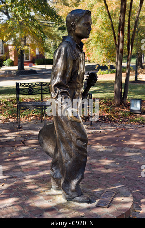Statue des jungen Elvis Presley Elvis Presley Geburtshaus, Tupelo, Mississippi, Vereinigte Staaten Stockfoto
