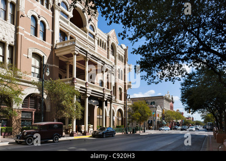 East 6th Street im historischen Stadtzentrum von Austin mit dem Driskill Hotel auf der linken Seite, Texas, USA Stockfoto