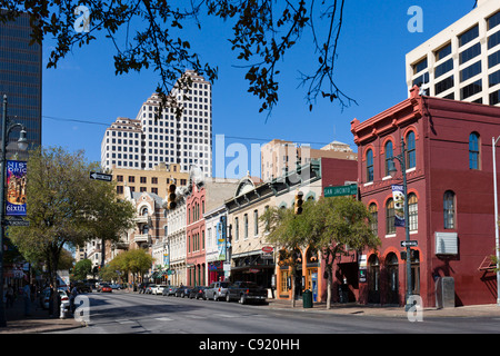Bars und Restaurants an der East 6th Street im historischen Stadtzentrum von Austin, Texas, USA Stockfoto