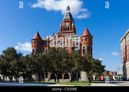 Old Red Museum (ehemals Old Red Courthouse) auf der Houston Street gesehen von John F Kennedy Memorial Plaza, Dallas, Texas, USA Stockfoto