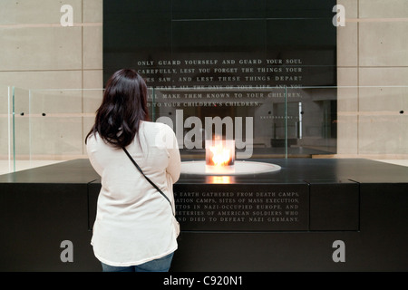 Eine junge Frau in der "Halle der Erinnerung", The National Holocaust Museum, Washington DC USA Stockfoto