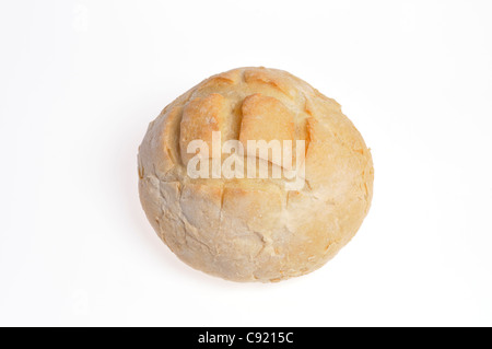 Einzelnen Boule Brotlaib auf weißem Hintergrund, Ausschnitt. Stockfoto