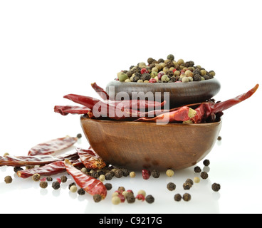 Rote Paprika und Pfeffer In Holzschalen Stockfoto