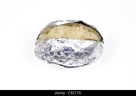 Gebackene Kartoffel gekocht plain Jacke eingewickelt Aluminiumfolie auf weißem Hintergrund Ausschnitt. Stockfoto