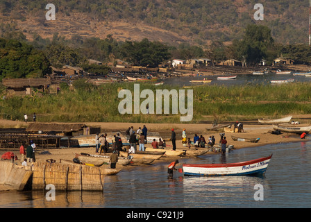 Malawische Fischerdörfer stehen an der Küste von Cape Maclear am südlichen Ende des Lake Malawi. Stockfoto