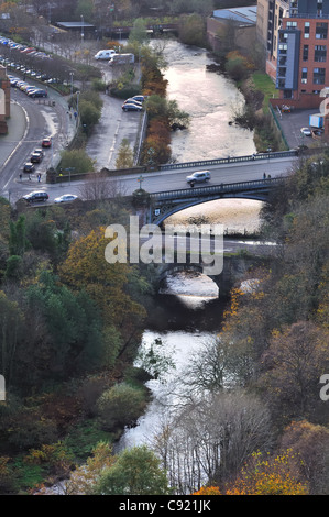 Den Fluss Kelvin, Glasgow, Schottland, Großbritannien, mit alten und neuen Brücke über. Stockfoto