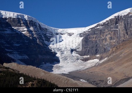 Athabasca Gletscher befindet sich in Columbia Icefields im Jasper National Park in den Rocky Mountains. Aufgrund der globalen Erwärmung hat der Gletscher Stockfoto