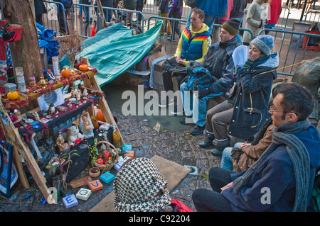 Wall Street OWS Protest Demo, Zuccotti Park, Manhattan, NYC buddhistische Meditation Gebetsgruppe zu besetzen. Stockfoto