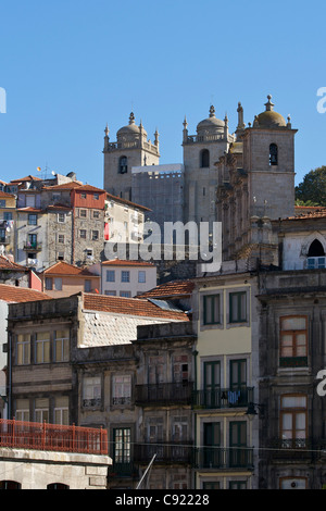 Der Se-Catedral ist die große Kathedrale auf dem Hügel in Porto. Portugal. Stockfoto