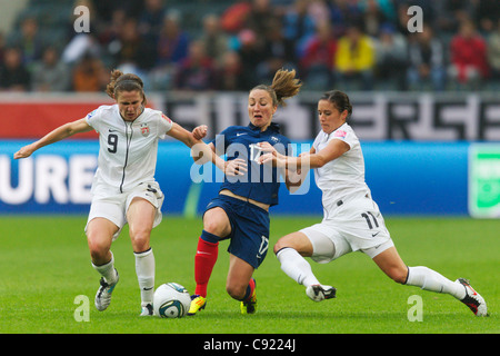 Die US-Spieler Heather O’Reilly (L) und Alex Krieger (R) verteidigen sich im Halbfinalspiel der FIFA-Frauen-Weltmeisterschaft am 13. Juli 2011 im Stadion im Borussia Park in Mönchengladbach gegen Gaetane Thiney aus Frankreich (C). Nur redaktionelle Verwendung. Kommerzielle Nutzung verboten. (Foto: Jonathan Paul Larsen / Diadem Images) Stockfoto