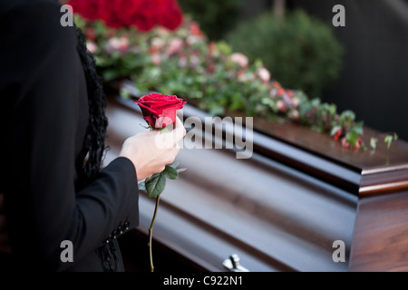 Religion, Tod und Dolor - Bestattungs- und Friedhofszubehör; Trauerfeier mit Sarg Stockfoto