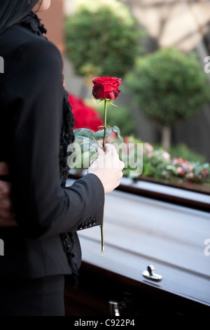 Religion, Tod und Dolor - Bestattungs- und Friedhofszubehör; Trauerfeier mit Sarg Stockfoto