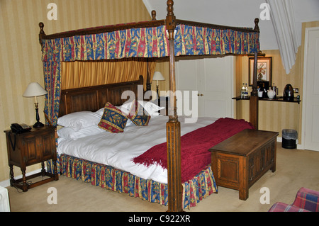 Himmelbett im Zimmer hochnäsig Fox Hotel, Marktplatz, Tetbury, Cotswold Bezirk, Gloucestershire, England, Vereinigtes Königreich Stockfoto