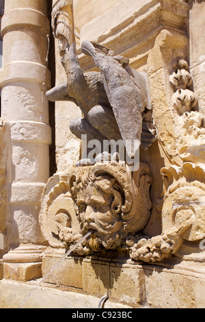 Verzierten Sandstein Brunnen, befindet sich in St George Square, Misrah San George oder Schlossplatz in Valletta. Stockfoto