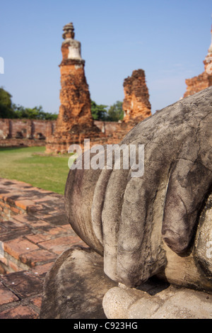 Sitzende Buddha-Statue und Hand und zerstörten Stupas an der Wat Mahathat gebaut nach der Überlieferung im Jahre 1384 in der Stockfoto