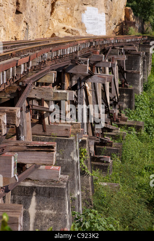 Holzpfähle, die Unterstützung der Bahngleises verfolgen bei Wampo Viadukt ursprünglich von Kriegsgefangenen, die im 2. Weltkrieg von den Japanern gefangen gehalten Stockfoto
