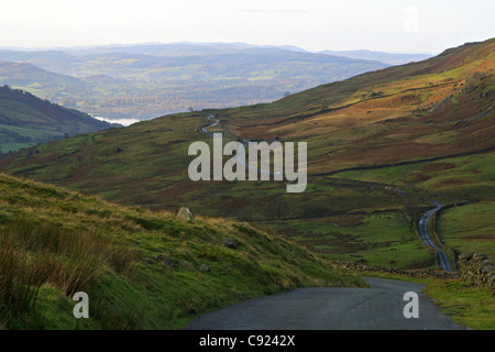 Kirkstone Pass, Cumbria, UK. Die schmale Straße, bekannt als "The Struggle" verbindet Ambleside im Tal Rothay Patterdale. Stockfoto