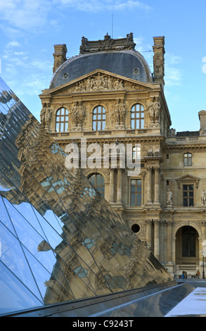Richelieu-Flügel, Louvre, Paris. Die modernen Glaspyramide von I.M. Pei kontrastiert mit der traditionellen Architektur des Palastes. Stockfoto