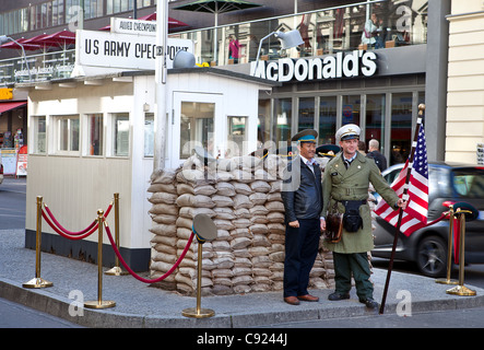 Checkpoint Charlie und Mcdonalds in Berlin, Deutschland Stockfoto