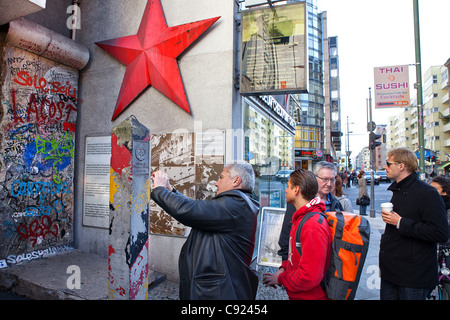 Touristen auf der ehemaligen DDR Ost-West deutschen Grenzübergang Friedrichstraße vor Checkpoint Charlie-Haus, Berlin, Deutschland Stockfoto