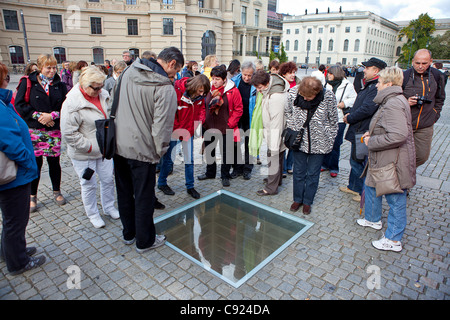 Touristen auf dem Gelände des dem Ausbrennen der Bücher, Babelplatz, Berlin, Deutschland Stockfoto