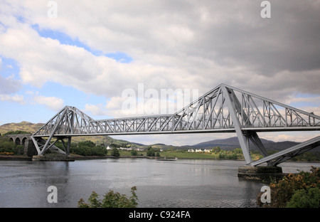 Connel Bridge ist eine Cantilever-Eisenbahnbrücke, die Loch Etive bei Connel, in der Nähe von Oban, Schottland erstreckt. Stockfoto