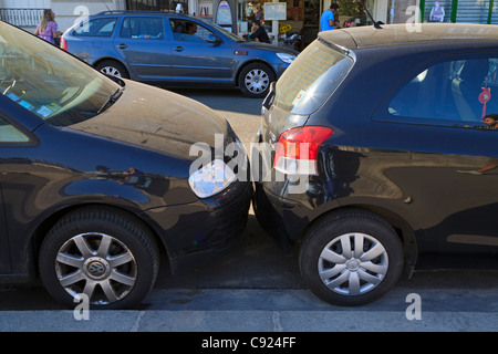 Parken in Paris. Autos sind oft so nah sie einander berühren, auf belebten Straßen von Paris. Stockfoto