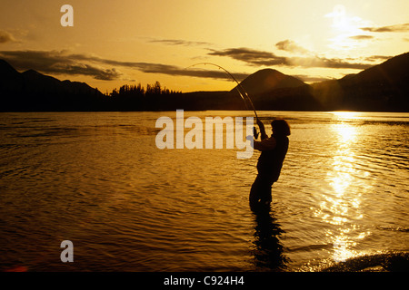 Frau, die Kokons in Kenai Lachsfluss Sonnenuntergang KP AK Stockfoto