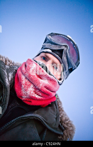 Winter-Porträt von einem kaukasischen Mann mit Frost auf seinem Gesicht und Kleidung, innen Alaska. Stockfoto
