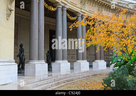 Petit Palais, Paris, Frankreich. Von Charles Girault entworfen und gebaut für die Ausstellung von 1900. Garten und Peristyl im Herbst. Stockfoto