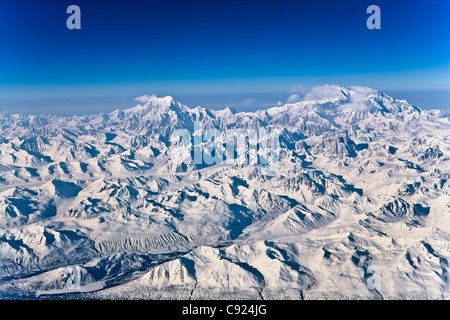 Luftaufnahme des Denali und die umliegenden Berge im Winter. Yunan, Alaska. Stockfoto