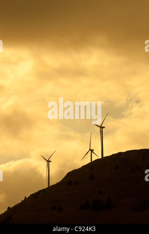 Silhouette-Ansicht von Windgeneratoren auf Säule Berg über Kodiak bei Sonnenuntergang, Südwest-Alaska, Spring Stockfoto