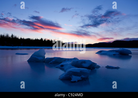 Sonne über gefrorene Mendenhall Lake und Eisberge, Tongass National Forest, südöstlichen Alaska, Winter Stockfoto