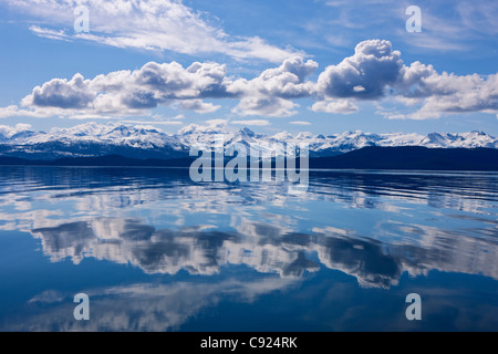 Herrliche Sicht auf die Chilkat Bergen reflektiert in Lynn Canal, Inside Passage, Juneau, Alaska Southeast, Frühling Stockfoto