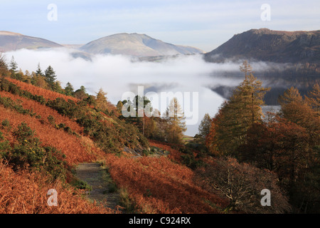 Nebel über Derwent Wasser gesehen aus dem Westjordanland, in der Nähe von Keswick, North West England, UK Stockfoto