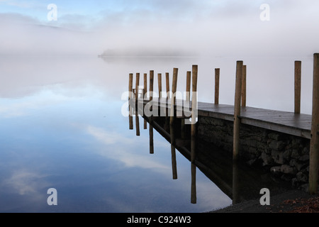 Nebel über Derwent Water mit einem hölzernen Steg, in der Nähe von Keswick, North West England, Großbritannien Stockfoto