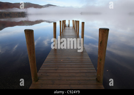 Nebel über Derwent Water mit einem hölzernen Steg, in der Nähe von Keswick, North West England, Großbritannien Stockfoto