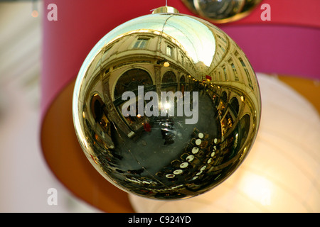 Weihnachtsschmuck von reflektierenden goldenen Kugeln in Galerie De La Reine Queens Gallery in der Galeries Royales Saint-Hubert Stockfoto