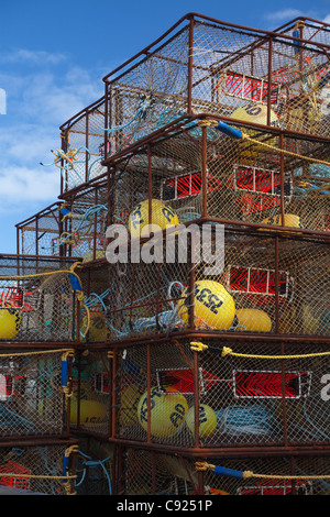 Stapel von Krabben Töpfe mit orangefarbenen Auslöser für Pazifischer Kabeljaufischerei manipuliert und gespeichert in der Nähe von Pier One in der Stadt Kodiak, Alaska Stockfoto