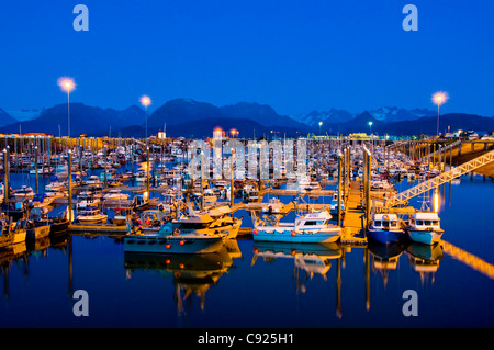 Abenddämmerung Blick auf die Homer kleinen Bootshafen mit Kenai Mountains im Hintergrund, Yunan Alaska, Sommer Stockfoto