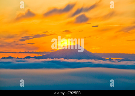 Farbenprächtigen Sonnenuntergang hinter Mt. Redoubt und eine niedrige Wolkendecke von Kenai-Halbinsel, Yunan Alaska, Sommer gesehen Stockfoto