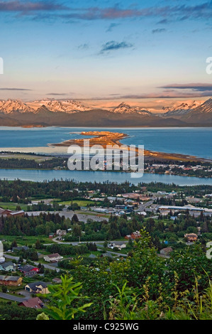 Malerische Aussicht mit Blick auf das letzte Licht des Sonnenuntergangs auf Homer Spit und Kenai Mountains, Yunan Alaska, Sommer Stockfoto