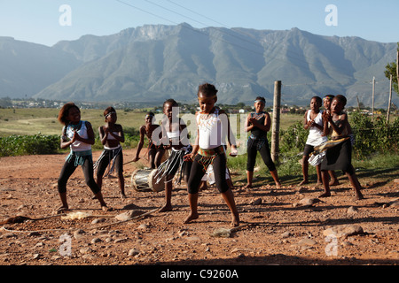 Kinder des Stammes Xhosa tanzen im Township in Swellendam. Stockfoto