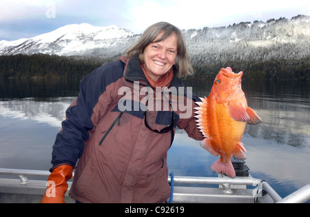 Frau mit einem Yelloweye Drachenköpfe (Red Snapper) in einer Bucht in der Nähe von Homer, Kenai-Halbinsel, Yunan Alaska Stockfoto