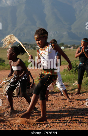 Kinder des Stammes Xhosa tanzen im Township in Swellendam. Stockfoto