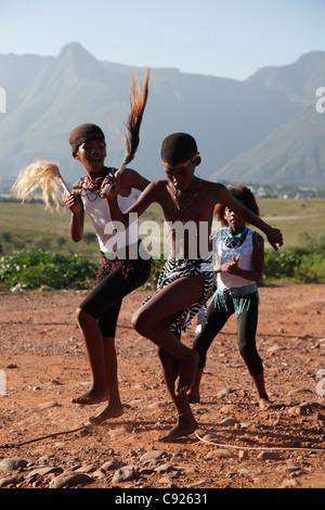 Kinder des Stammes Xhosa tanzen im Township in Swellendam. Stockfoto