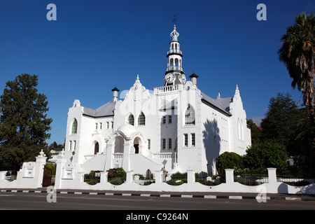 Ein Niederländisch-reformierten Kirche in Swellendam.The Architektur in Südafrika zeigt viele Einflüsse aufgrund der großen ethnischen und kulturellen Stockfoto
