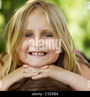 Nahaufnahme eines Mädchens lächelndes Gesicht Stockfoto